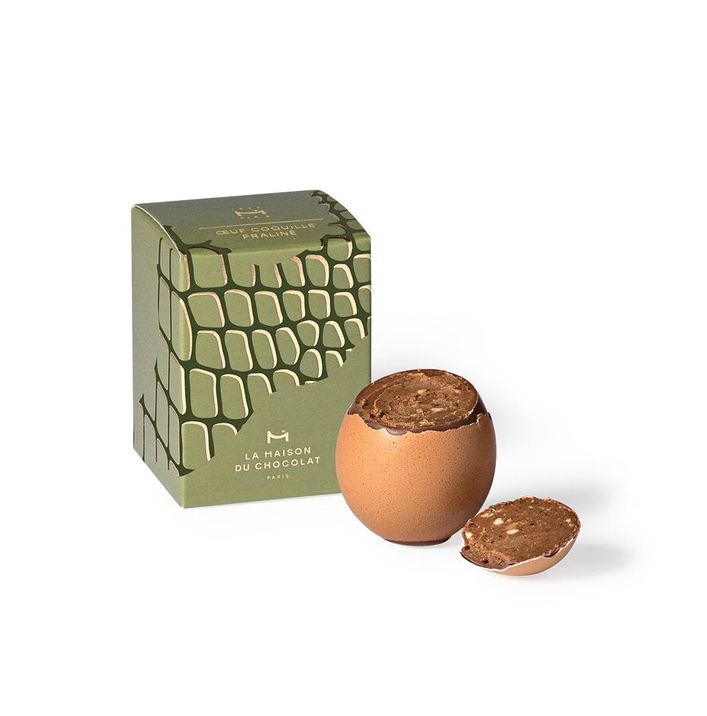 Œuf Coquille Praliné de Pâques sur fond blanc Hover